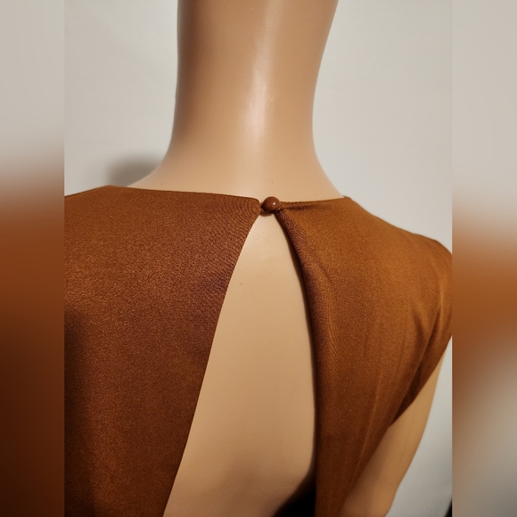 Lyaner split top romper. Small. Key hole back button closure. Neutral. Short V - Picture 9 of 16